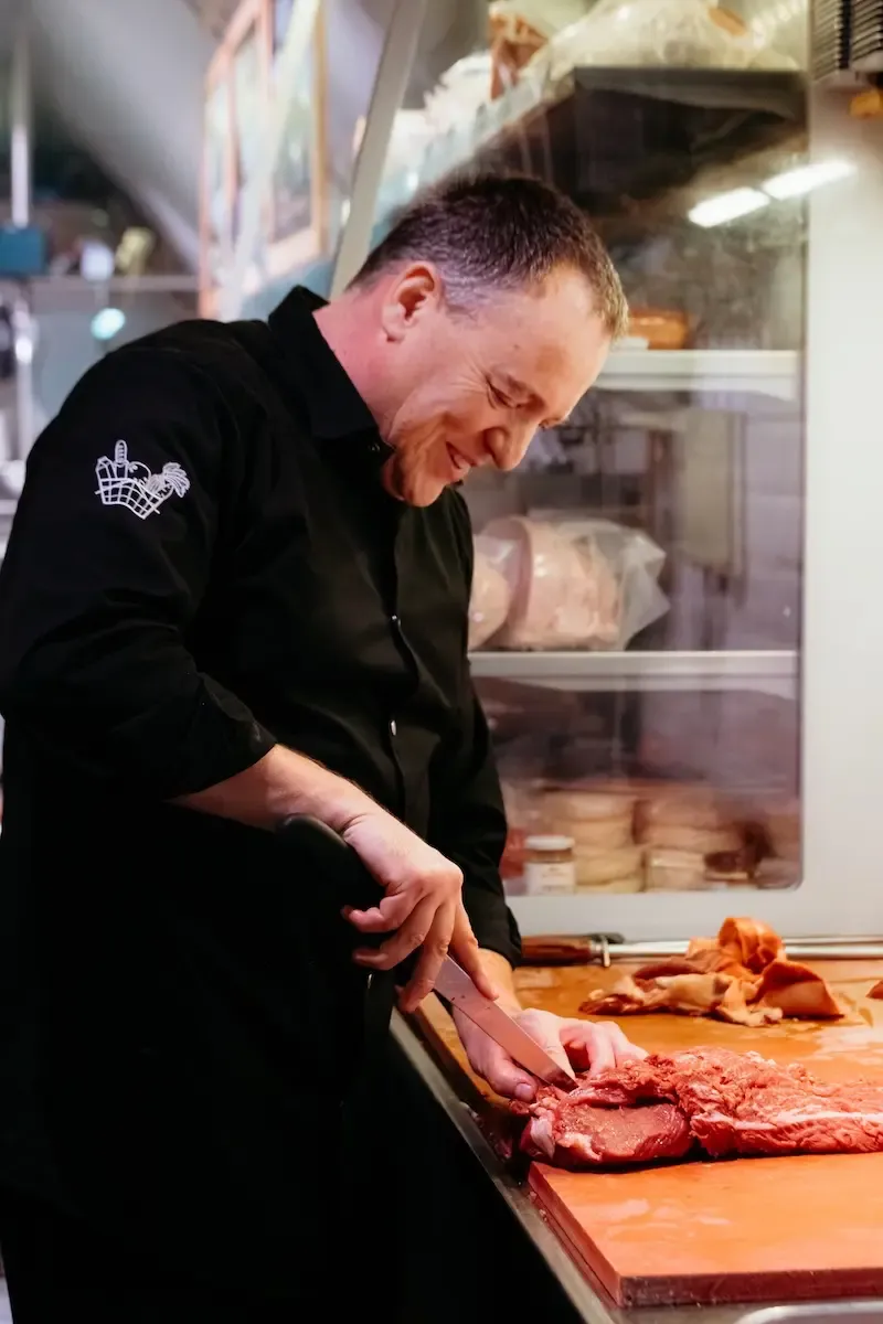 Slager snijdt vers vlees met vakmanschap