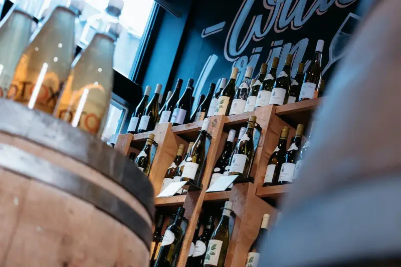 Wijnfles en glazen met rode wijn